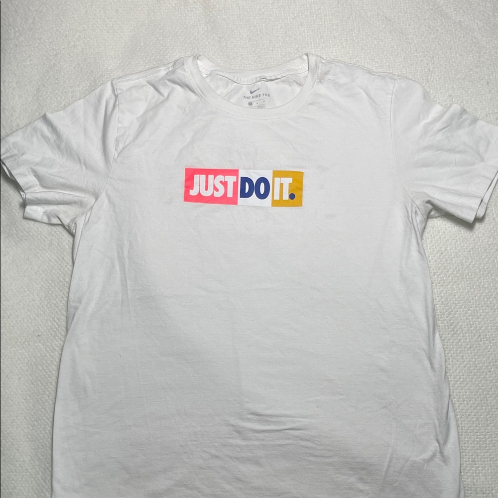 Nike Men’s White with Bold Graphic Letters Casual Crewneck Comfort T-shirt